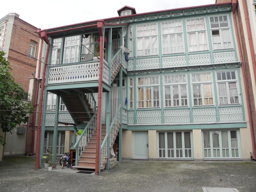 Old Yard Guest House Тбилиси Экстерьер фото