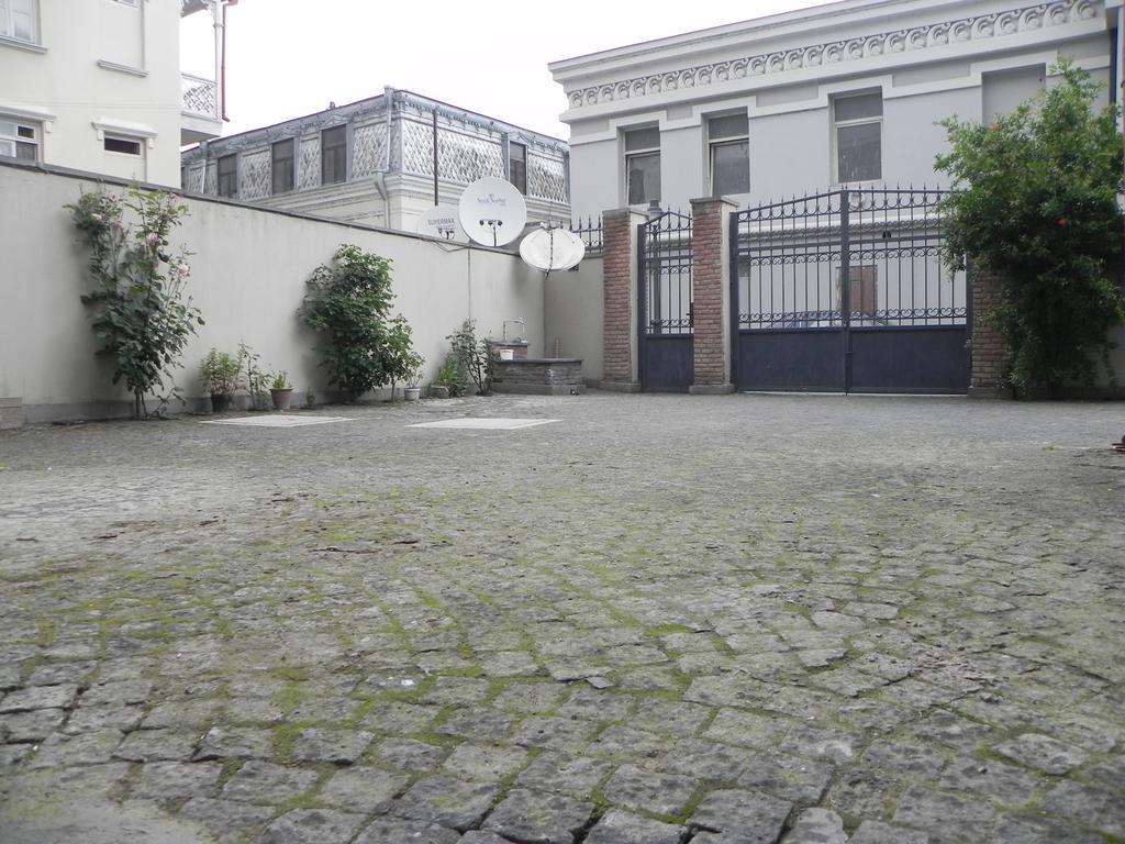 Old Yard Guest House Тбилиси Экстерьер фото